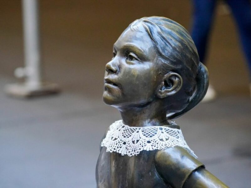 An hommage to the iconic neck collar of Ruth Bader Ginsburg