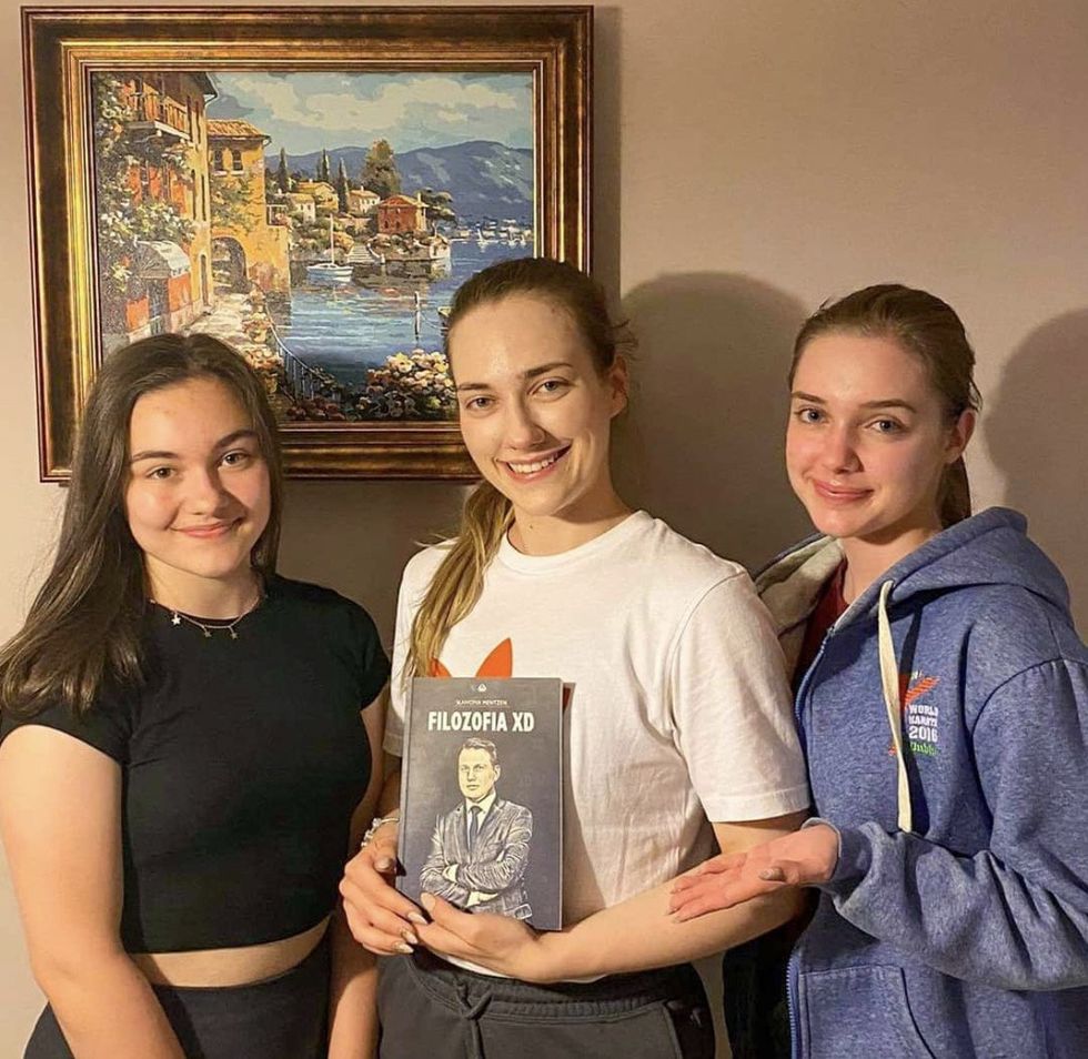 an image of a polish girl and her two sisters who gifted her Sławomir Mentzen's book for her birthday.