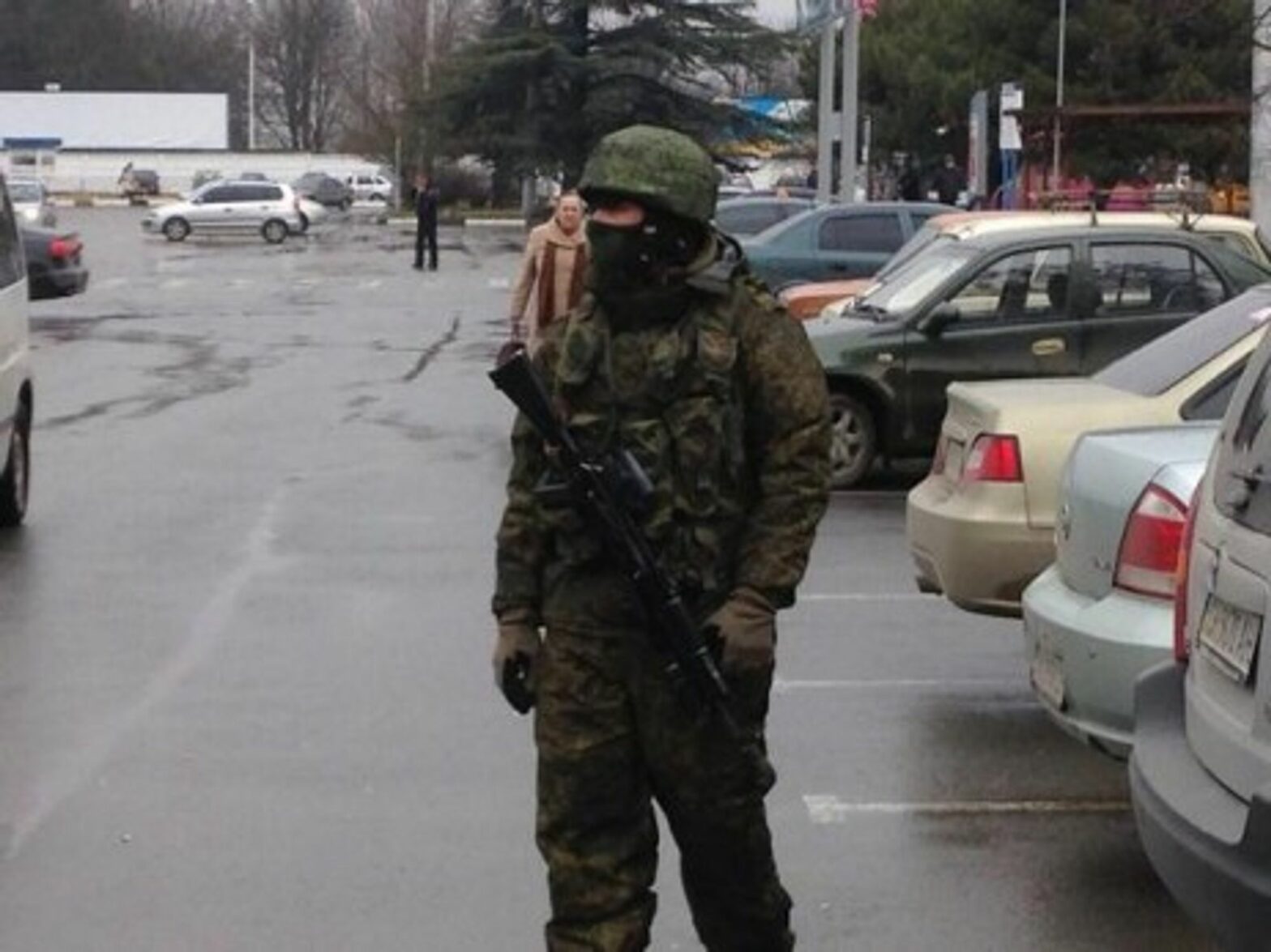 An unidentified soldier patroling a Crimean airport