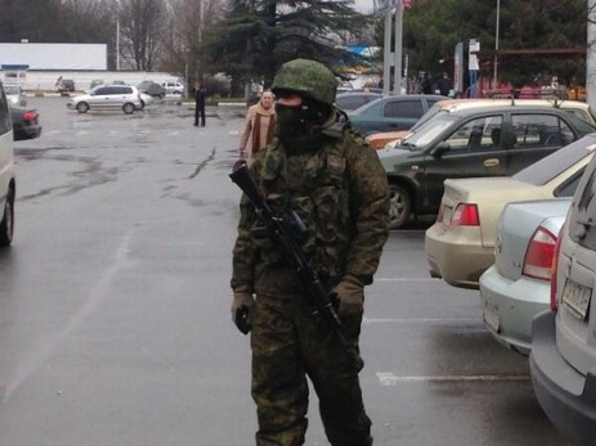 An unidentified soldier patroling a Crimean airport