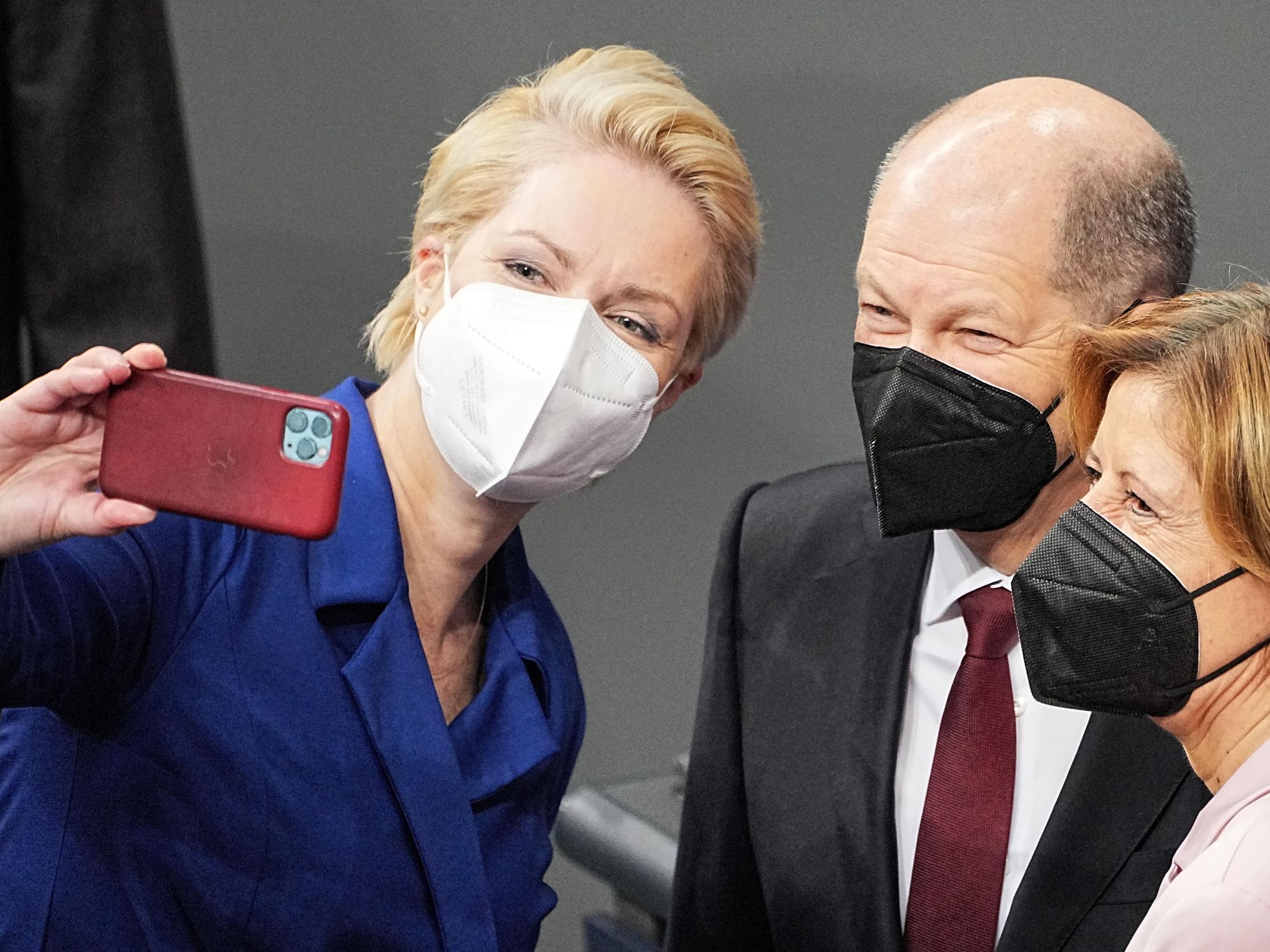 anuela Schwesig (SPD), Minister-President of Mecklenburg-Western Pomerania, (l-r) take a selfie with Chancellor-elect Olaf Scholz (SPD)