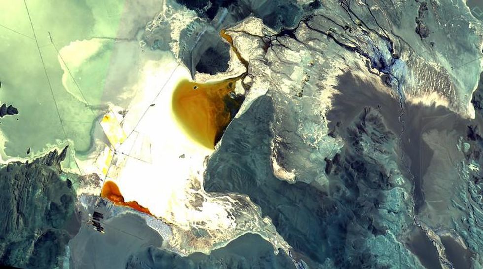 Argentina´s Salar del Hombre Muerto lithium mining by brine well water evaporation.