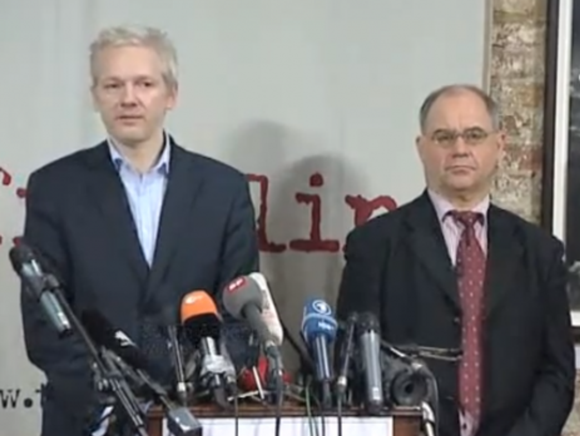 Assange and Elmer (EuroNews)