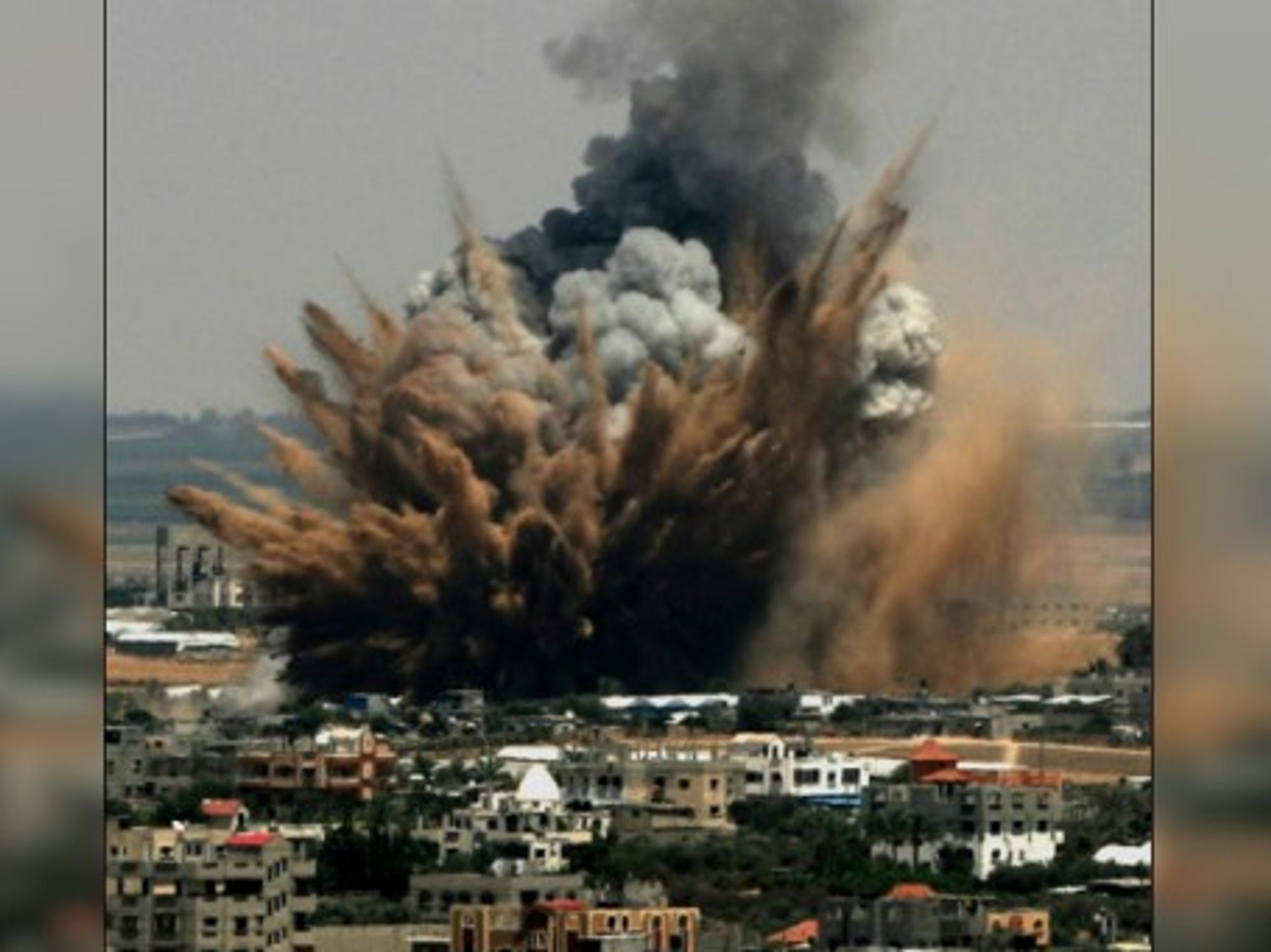 At leat 28 people have been killed by air strikes in Gaza since Monday.