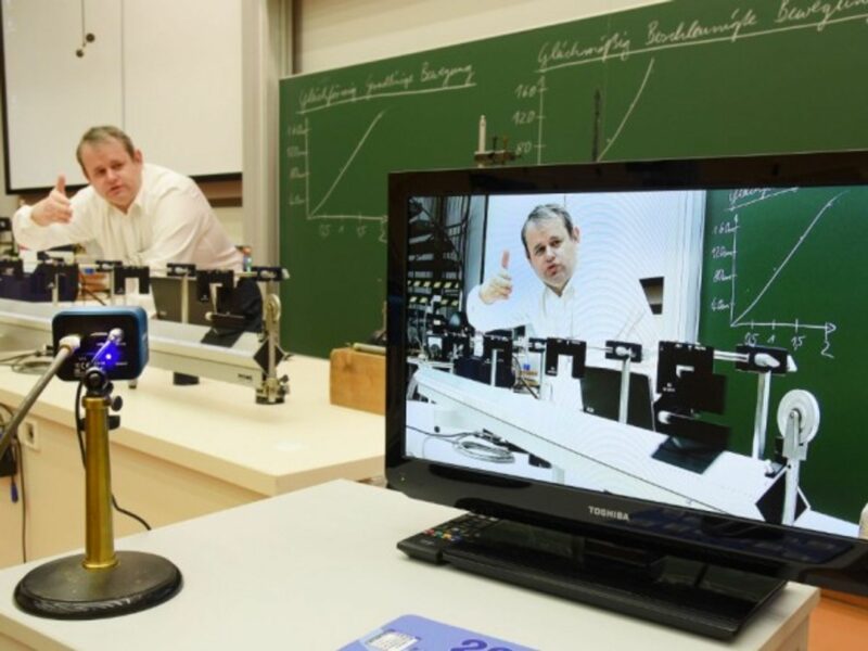 At the Martin Luther University Halle/Wittenberg, Dr. Jüerg Schilling gives an online video lecture on experimental physics.