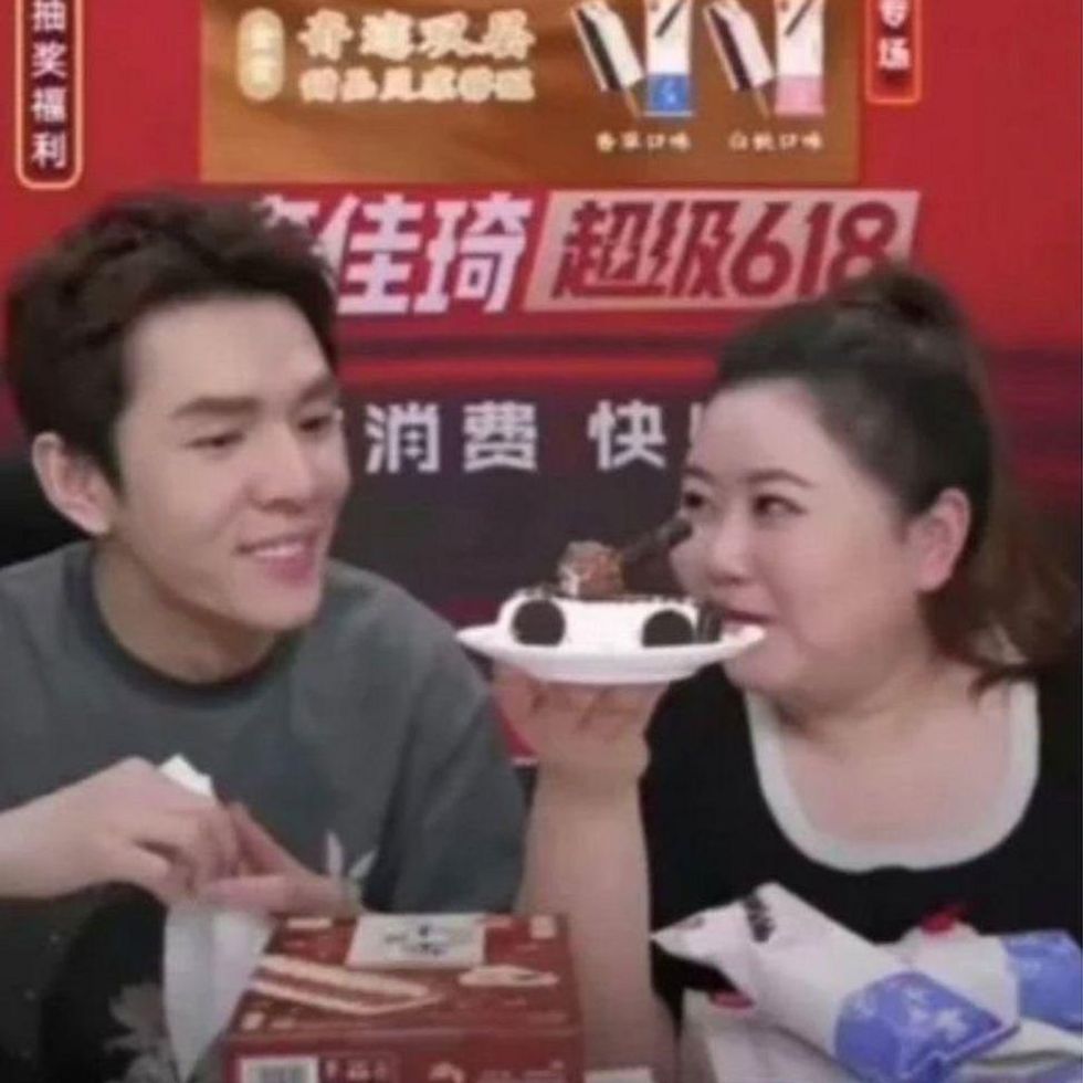 Austin Li Jiaqi and the infamous "tank cake" featured on his livestream on June 3