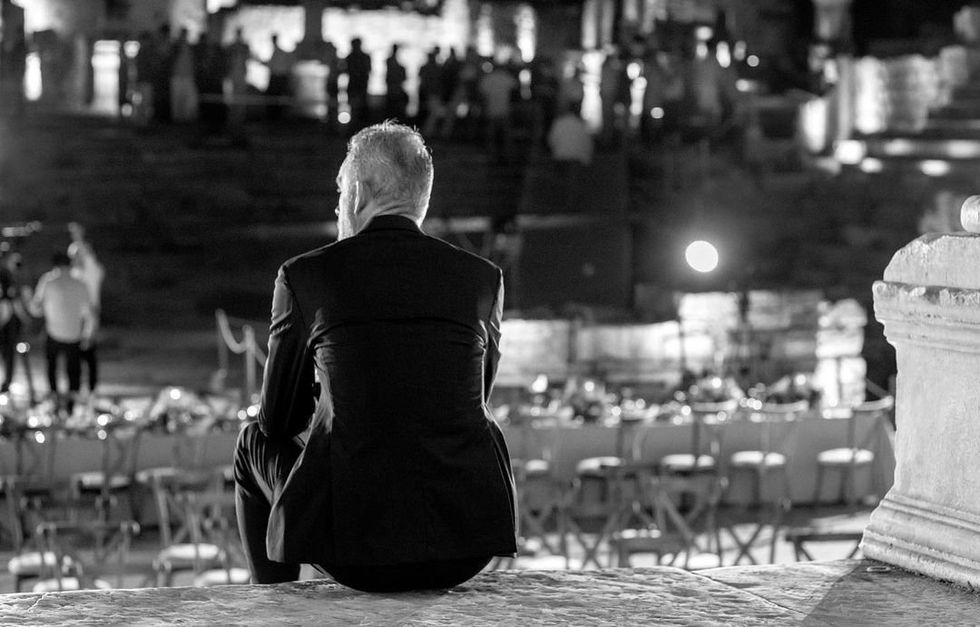 Balck-and-white photo of Jordan Peterson sitting before making a speech at Ralston College