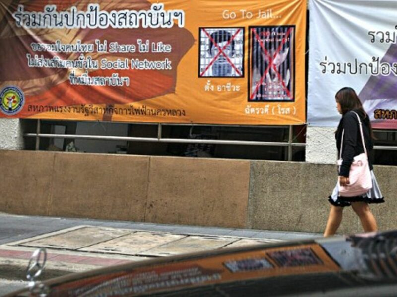 Banner in Bangkok instructing residents not to share anti-government views on social networks, under direct threat of prison