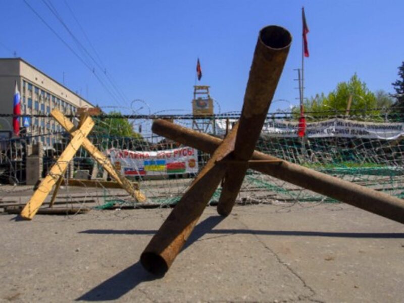Barricades in easterrn Ukrainian city of Luhansk
