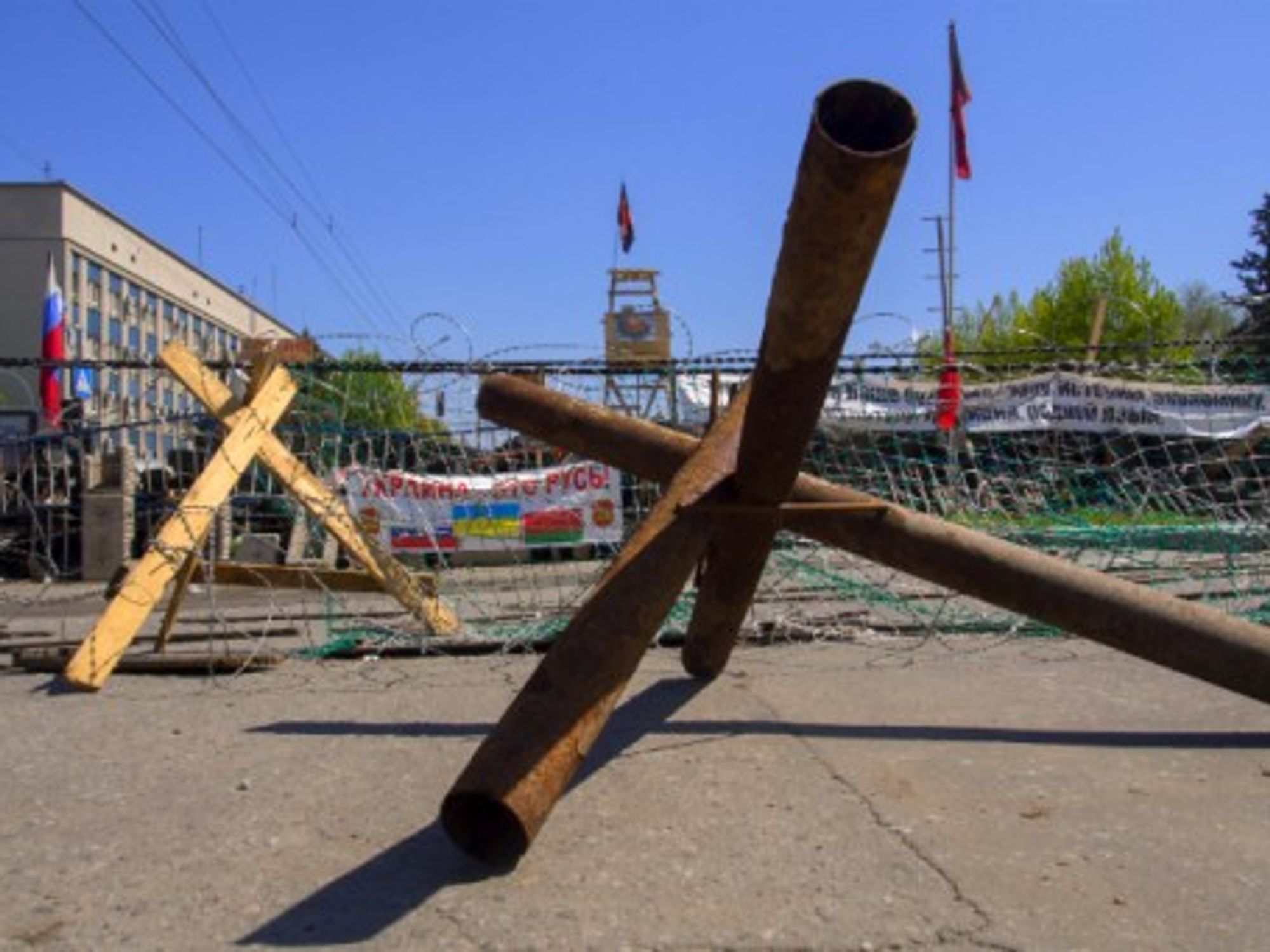 Barricades in easterrn Ukrainian city of Luhansk
