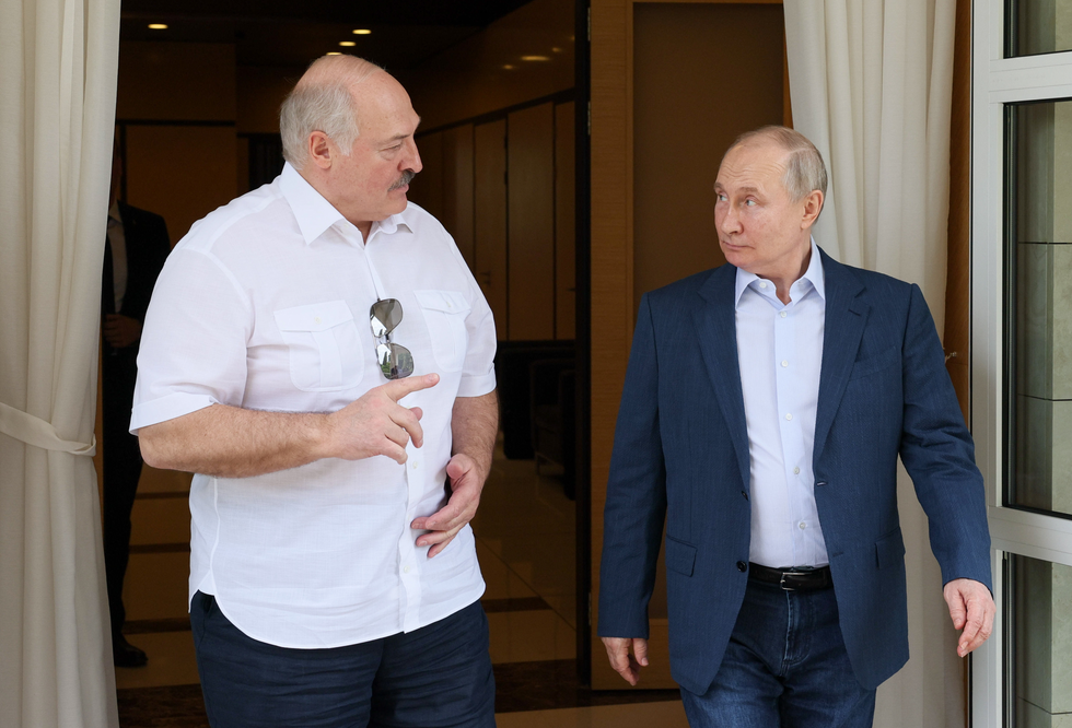 Belarus' President Alexander Lukashenko (L) and his Russian counterpart Vladimir Putin hold a meeting at the Bocharov Ruchei residence.