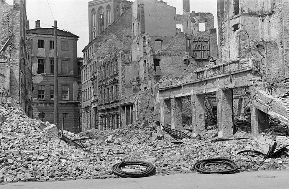 Black-and-white photo showing buildings in ruin in a city in western Germany in 1945