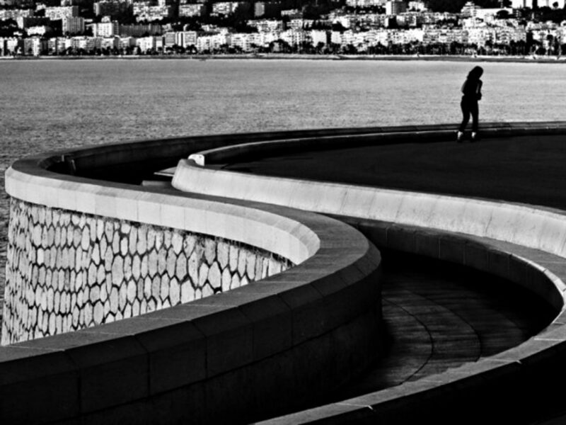 Blind curves along the Nice waterfront