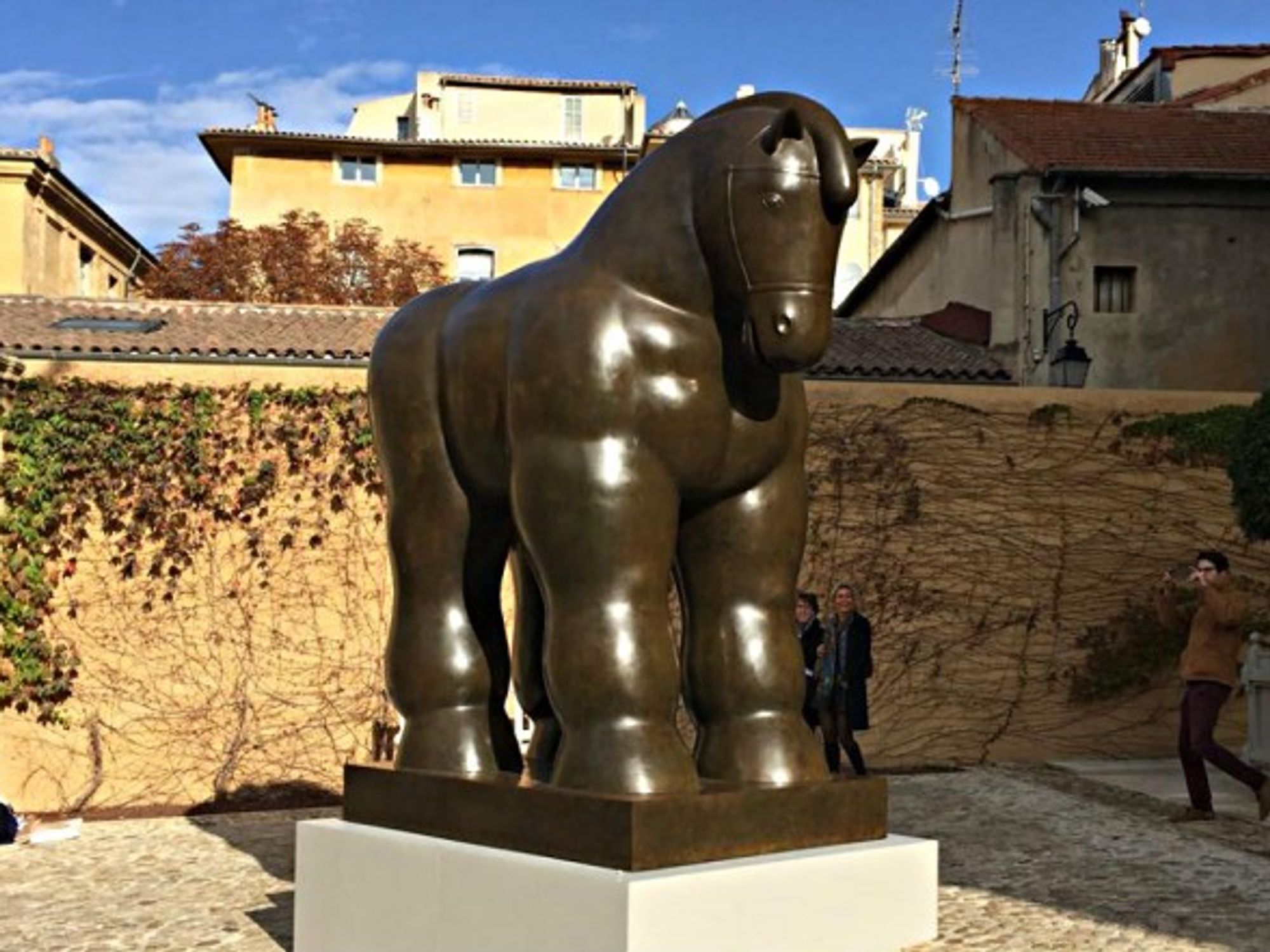 Botero's horse sculpture arrives in France