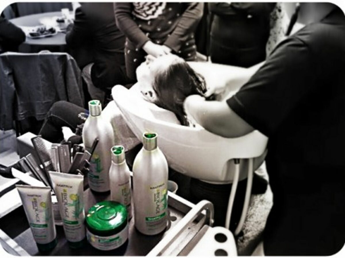 Brazilian hairdresser using L'OrÃ©al Matrix products