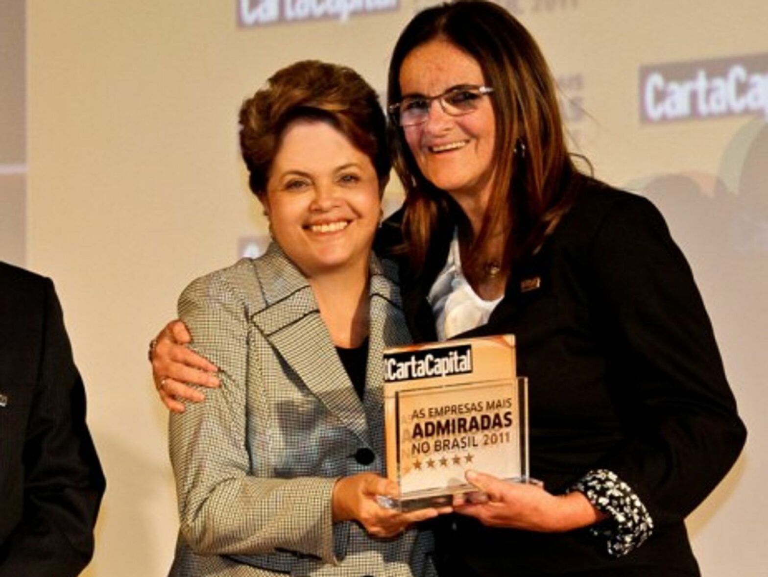 Brazilian President Dilma Rousseff (left) presents Maria das Graças Foster with an award (dilmarousseff)