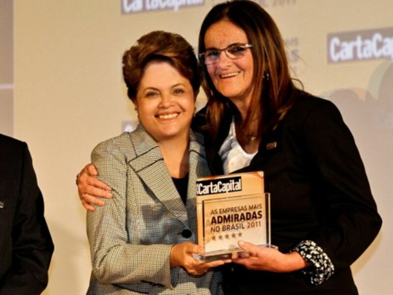 Brazilian President Dilma Rousseff (left) presents Maria das Graças Foster with an award (dilmarousseff)