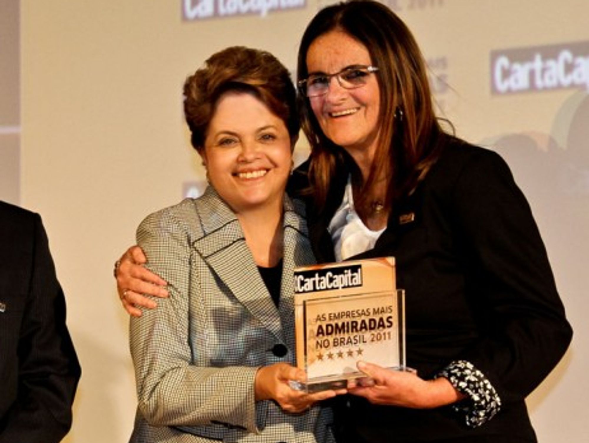Brazilian President Dilma Rousseff (left) presents Maria das Graças Foster with an award (dilmarousseff)
