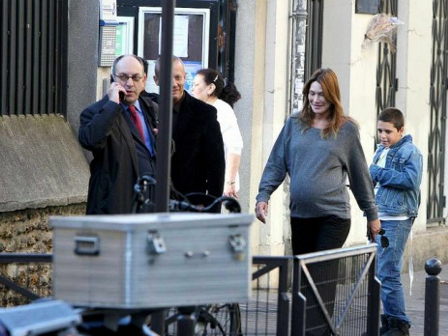 Bruni-Sarkozy in Paris a month before giving birth (americanistadechiapas)