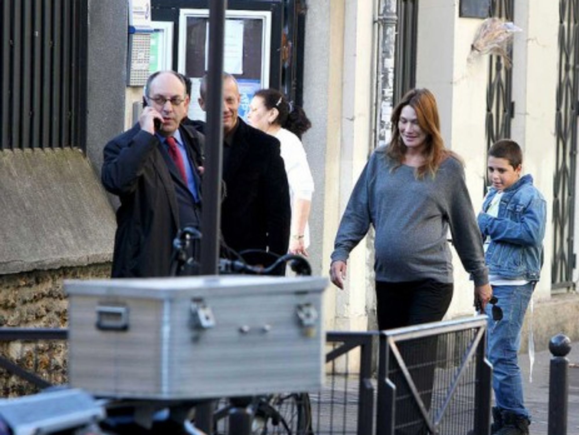 Bruni-Sarkozy in Paris a month before giving birth (americanistadechiapas)
