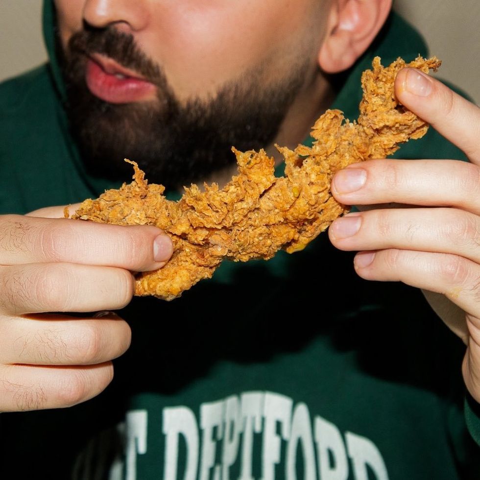 Buck Fried Chicken combines natural wines and fried chicken to reinvent the "cheap" in a chic version.