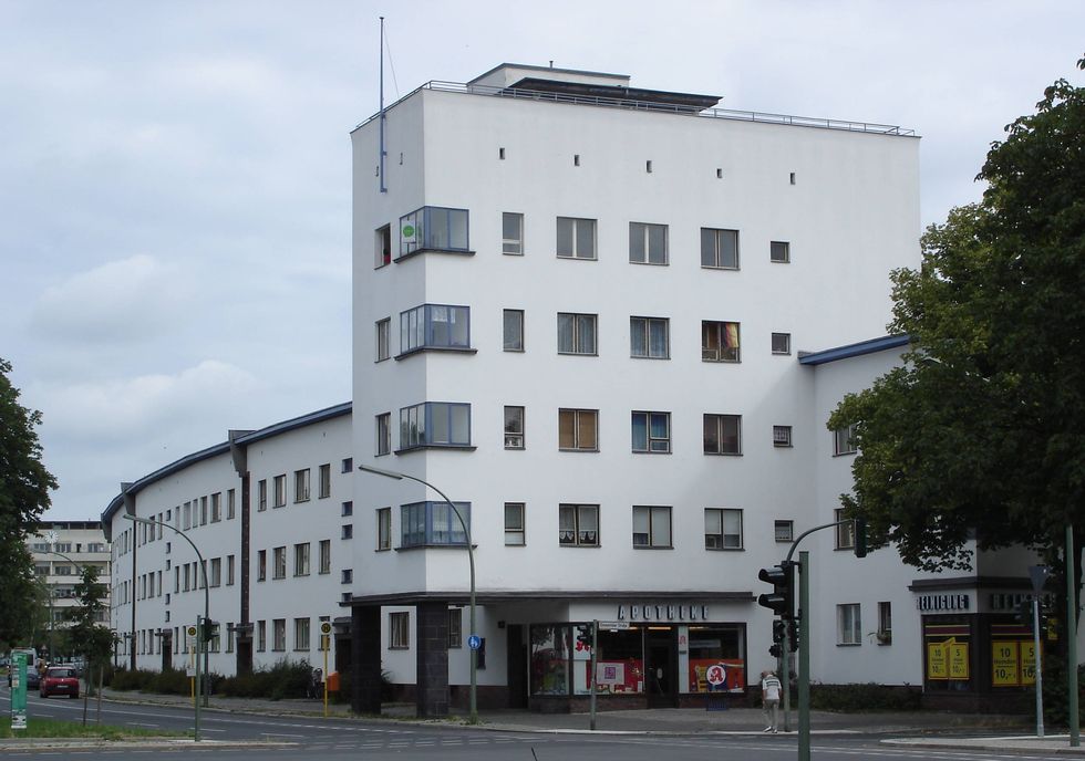 Building of the "Weiße Stadt" Housing Estate seen from the right of Aroser Allee.