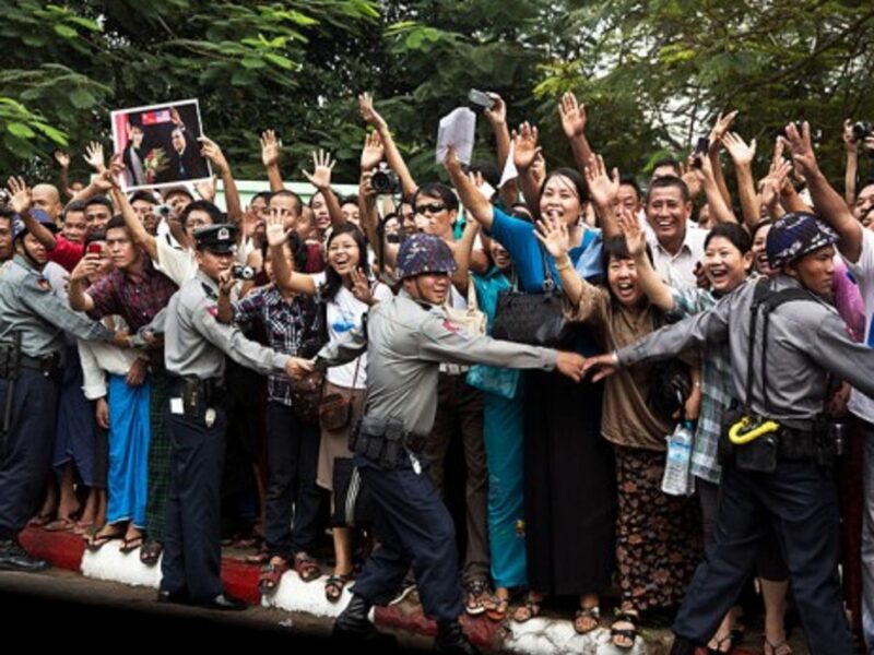 Burmese crowd welcomes Barack Obama's motorcade on 19 November 2012