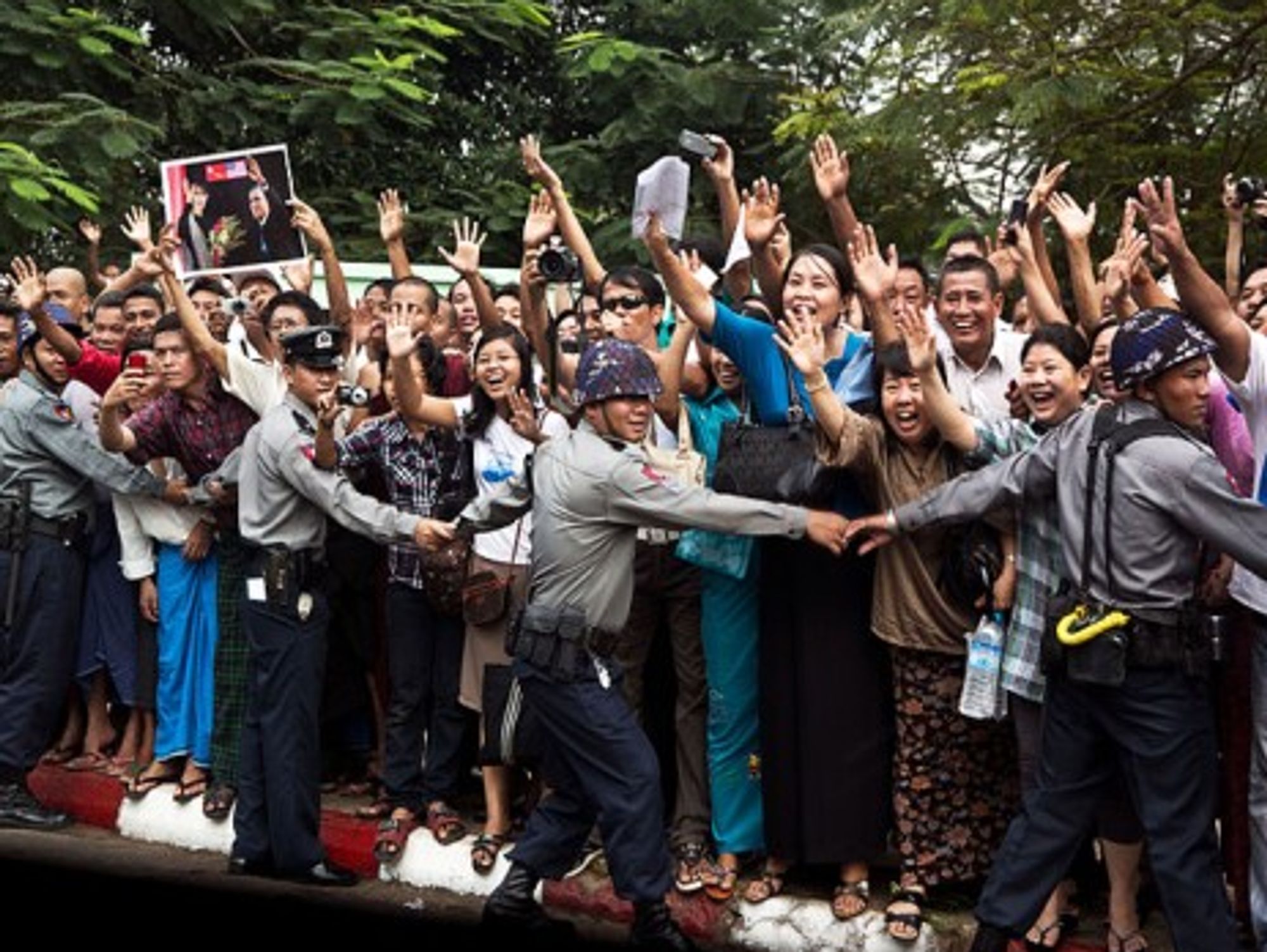 Burmese crowd welcomes Barack Obama's motorcade on 19 November 2012
