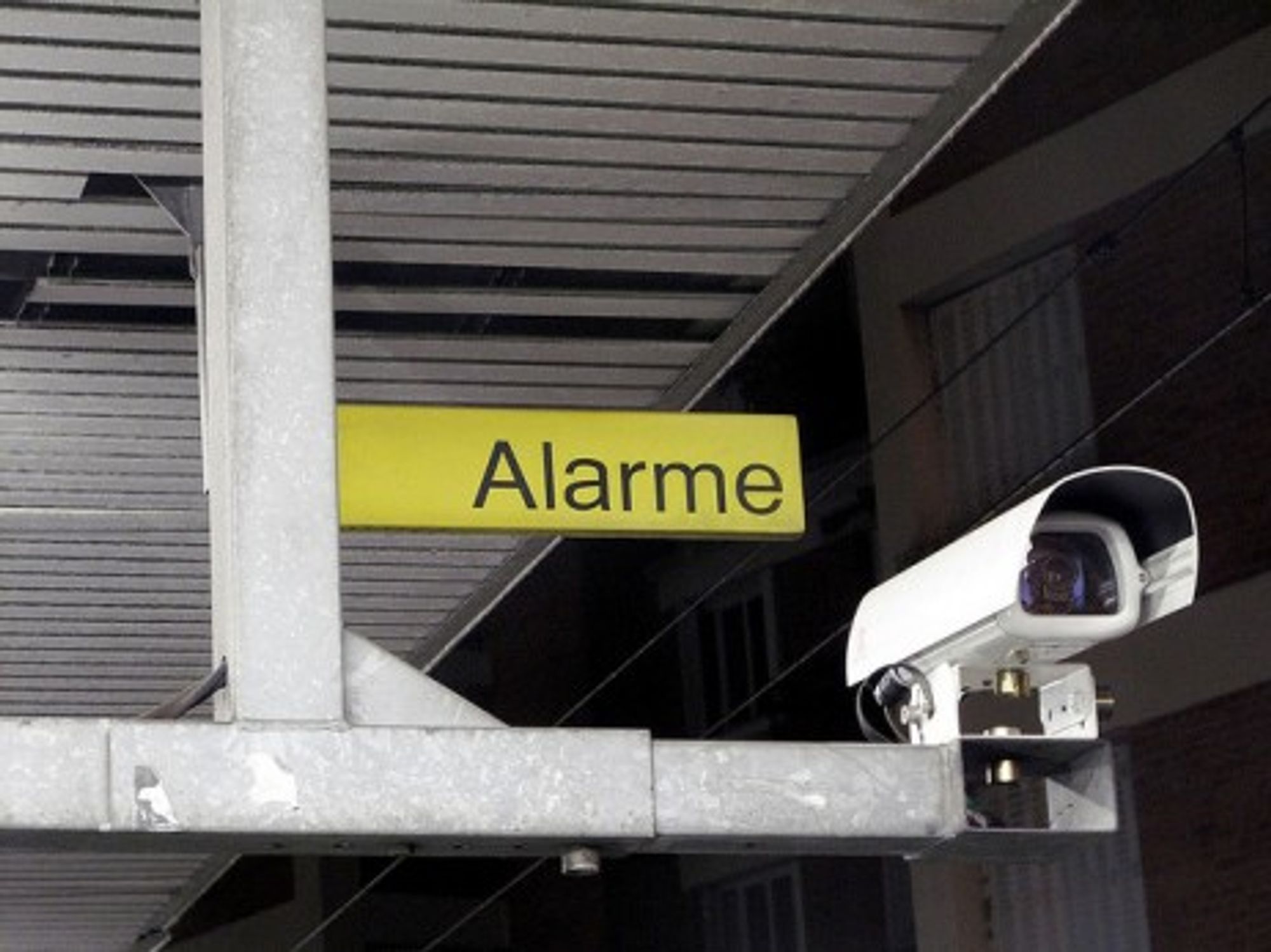 By June 2012, 1,455 CCTV cameras will keep an eye on the streets of Paris (ebrkut)