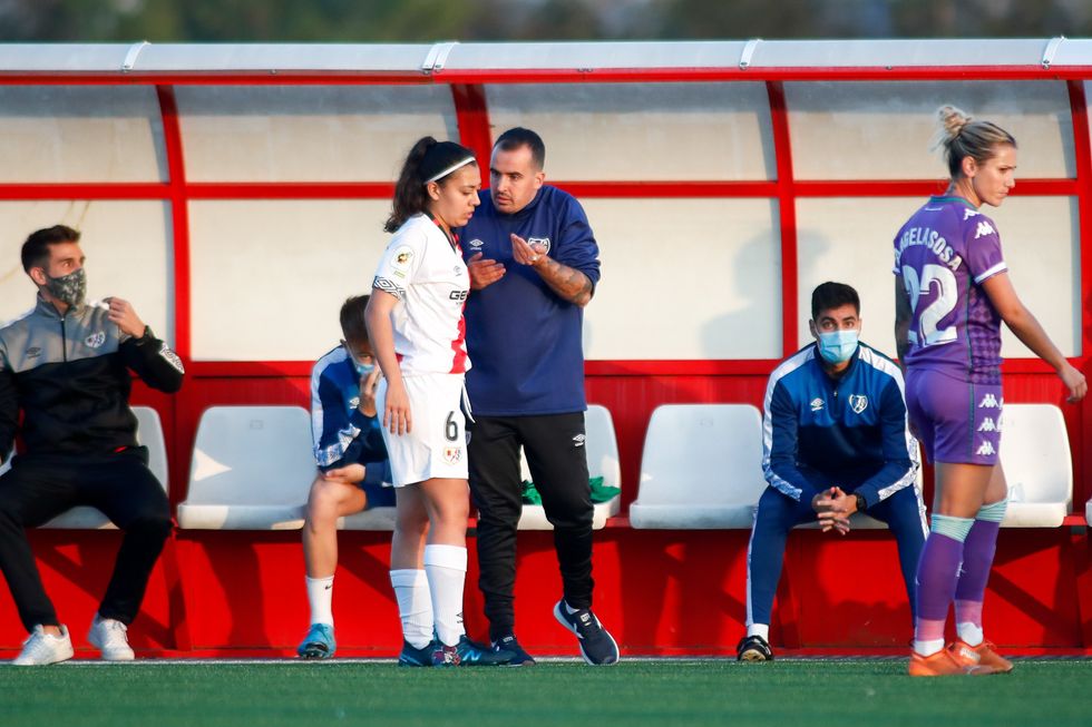 Carlos Santiso, head coach of Rayo Vallecano, speaks with footballer Paula Fernandez