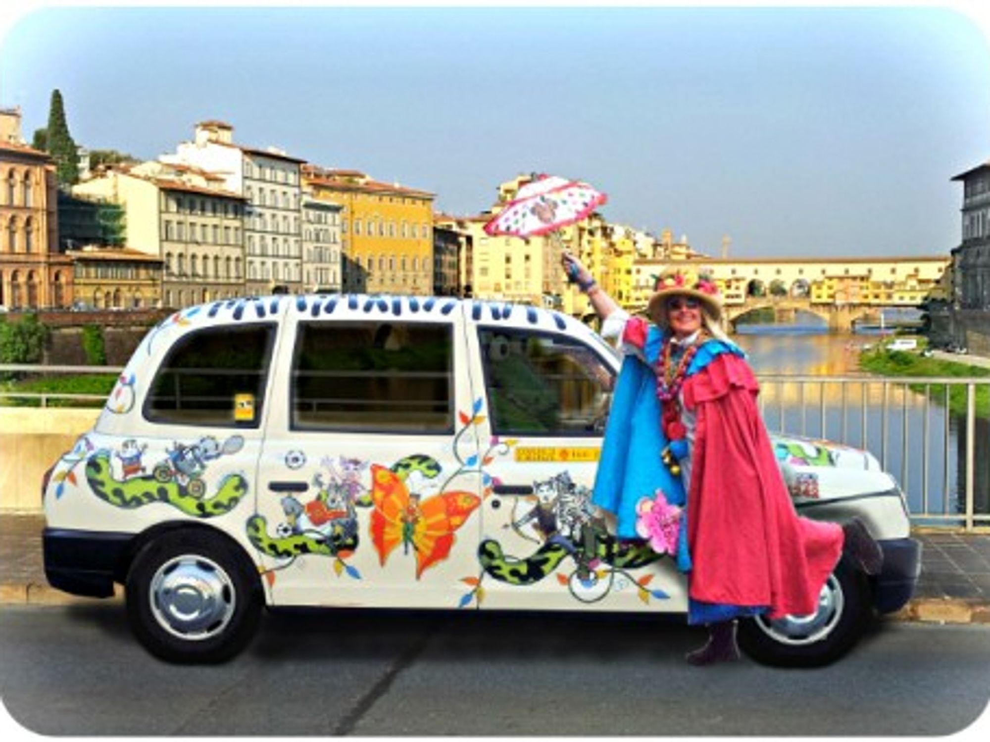 Caterina Bellandi and her "Milano 25" taxi in front of Florence's Ponte Vecchio