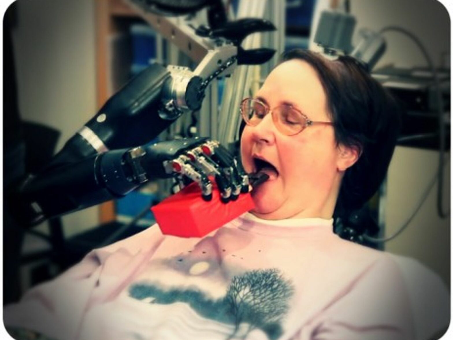 Cathy Hutchinson controlling a robotic arm thanks to a brain implant system