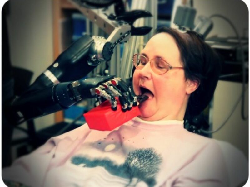 Cathy Hutchinson controlling a robotic arm thanks to a brain implant system