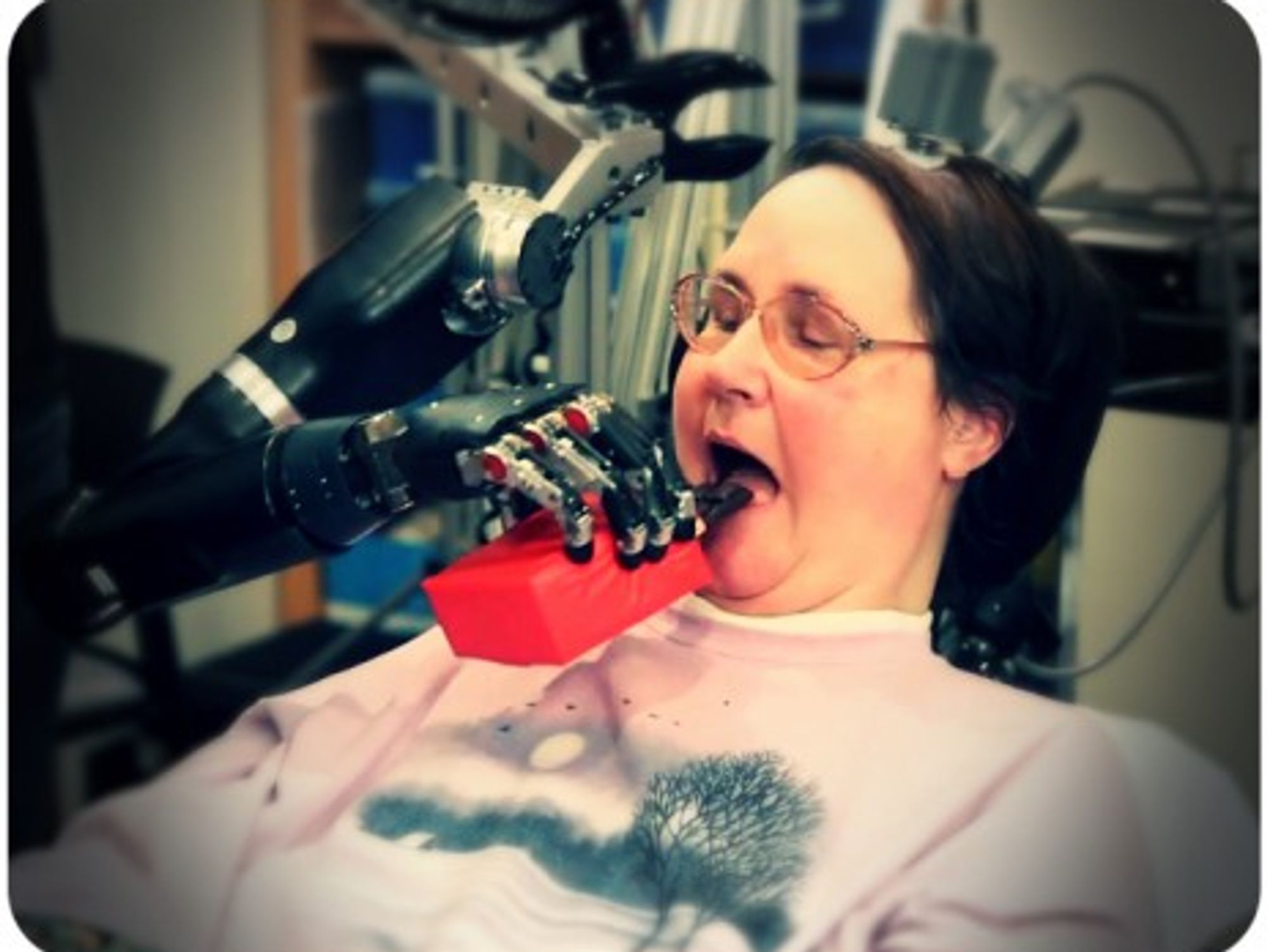 Cathy Hutchinson controlling a robotic arm thanks to a brain implant system