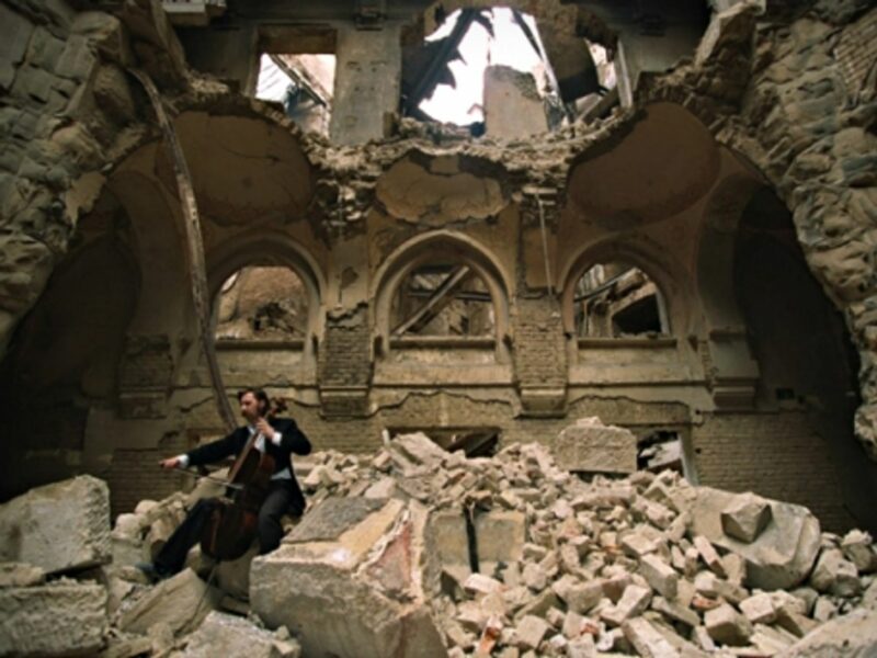 Cellist Vedran Smajlovic in 1992 in Sarajevo's destroyed National Library