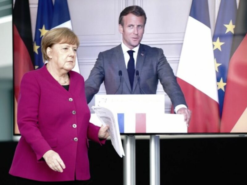 Chancellor Angela Merkel (CDU) comes to a press conference with French President Emmanuel Macron.