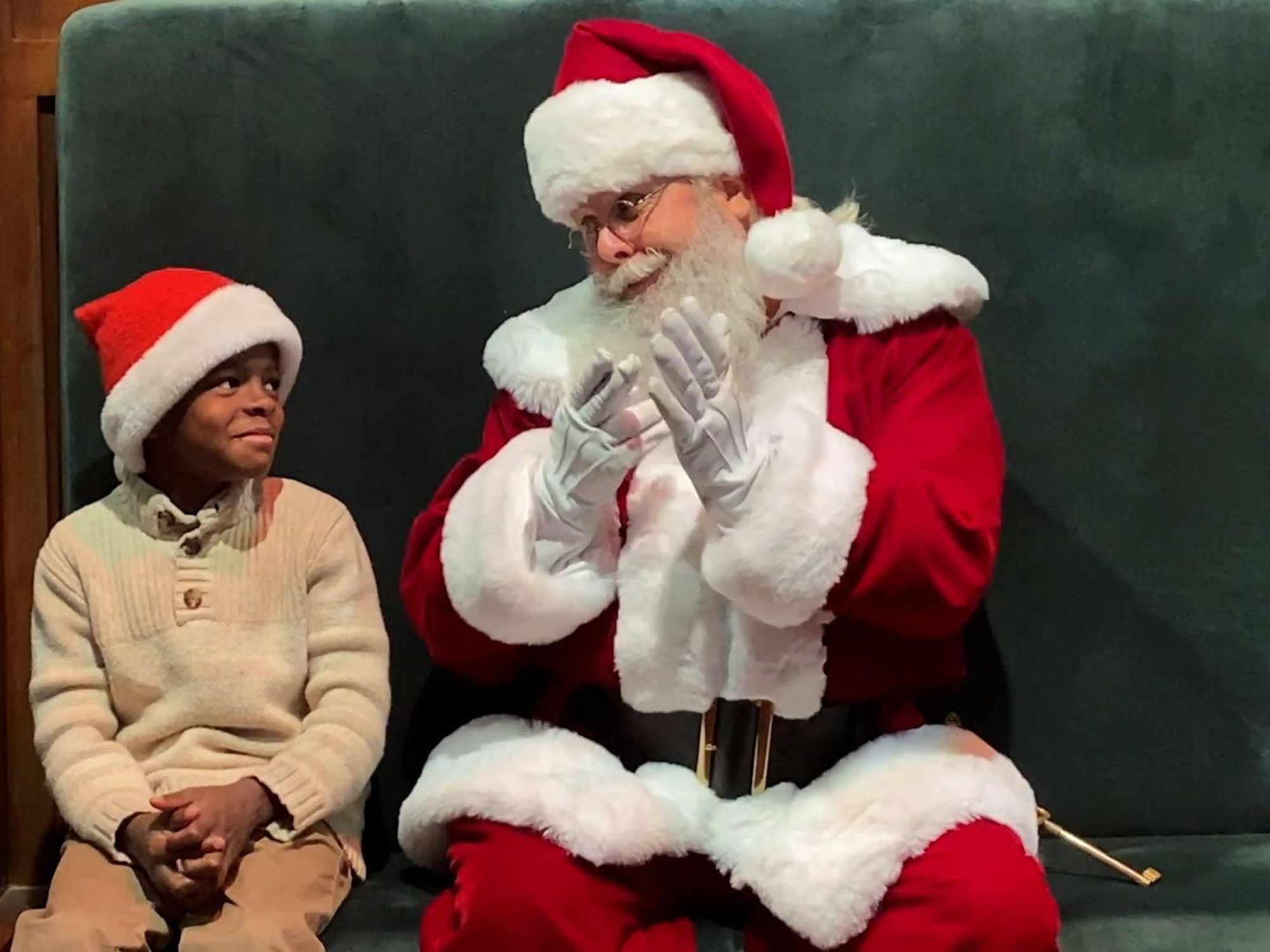 Le Weekend ➡️ Aboriginal Art Vandalized, COVID Fake News In India, Signing Santa