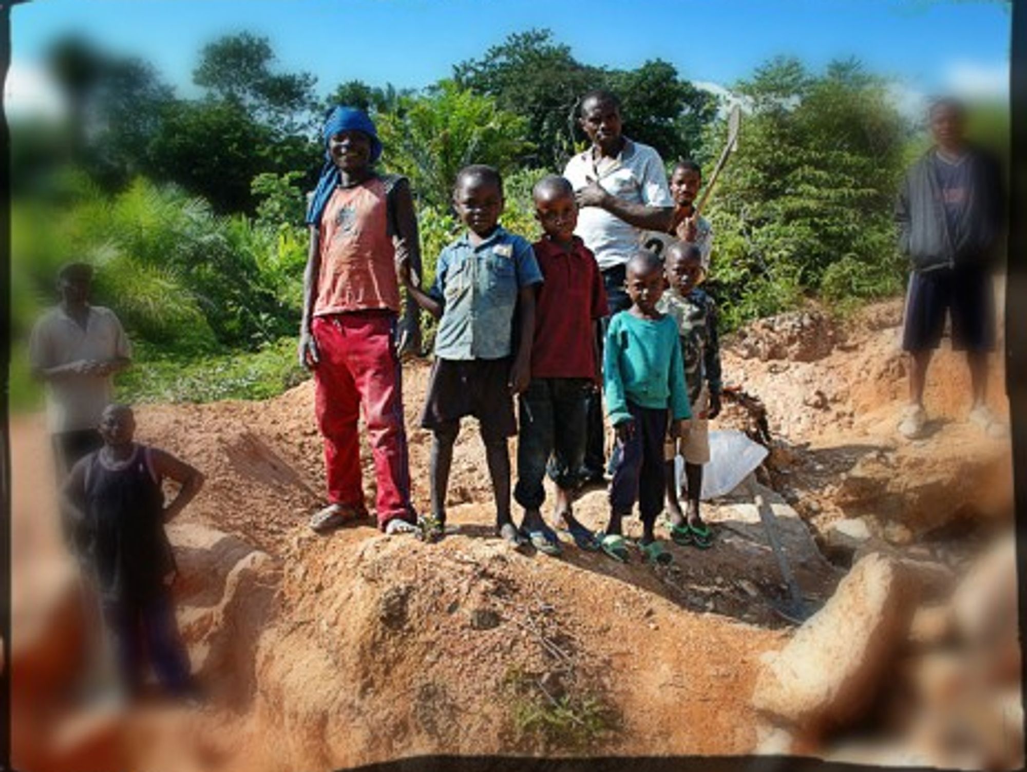 Children at work in a Congolese gold mine