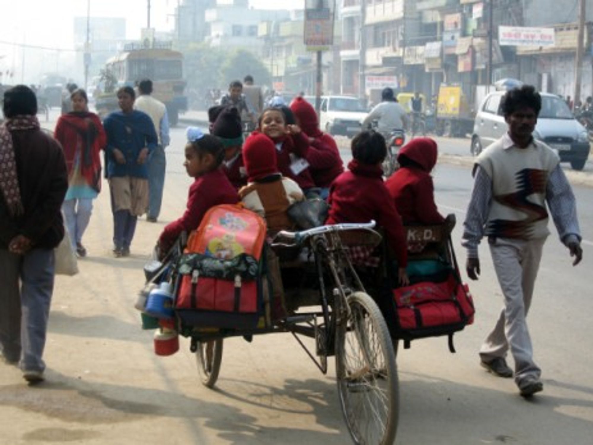 Children go to school on a rickshaw in Lucknow, India