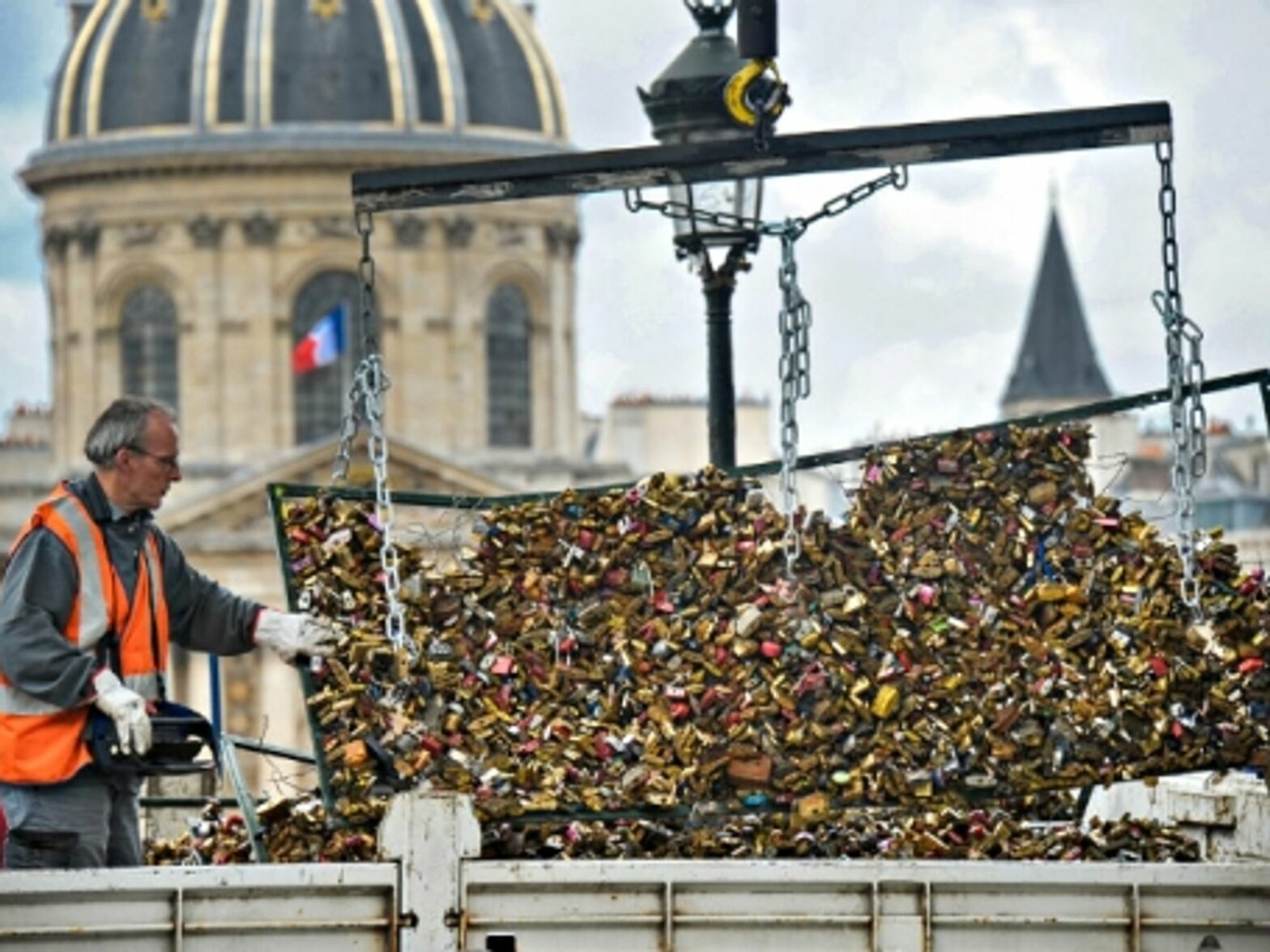 China Shipwreck, Greek Debt Talks, Bye-Bye Love Locks