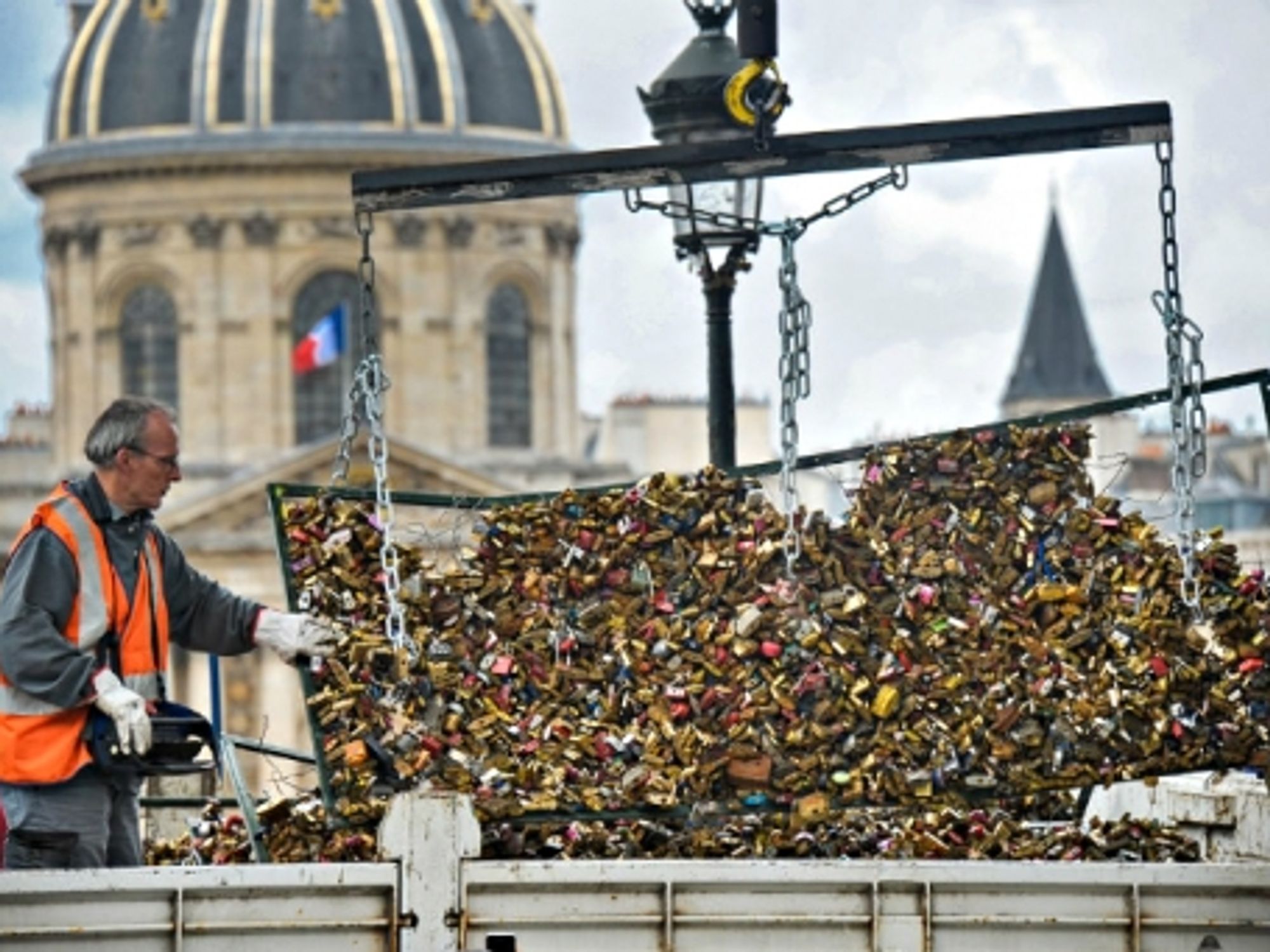 China Shipwreck, Greek Debt Talks, Bye-Bye Love Locks