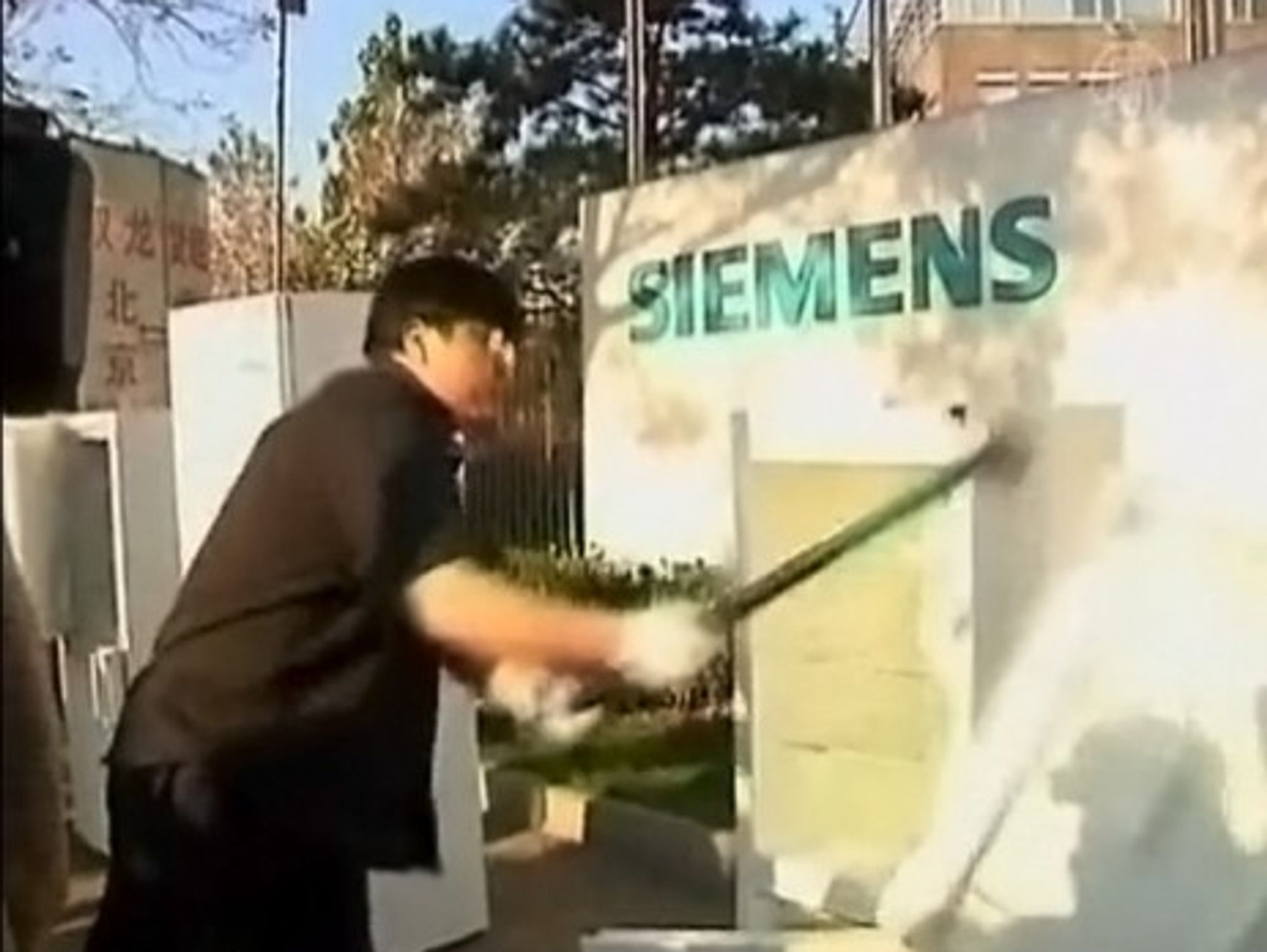 Chinese blogger Luo Yonghao hammers away at a Siemens fridge