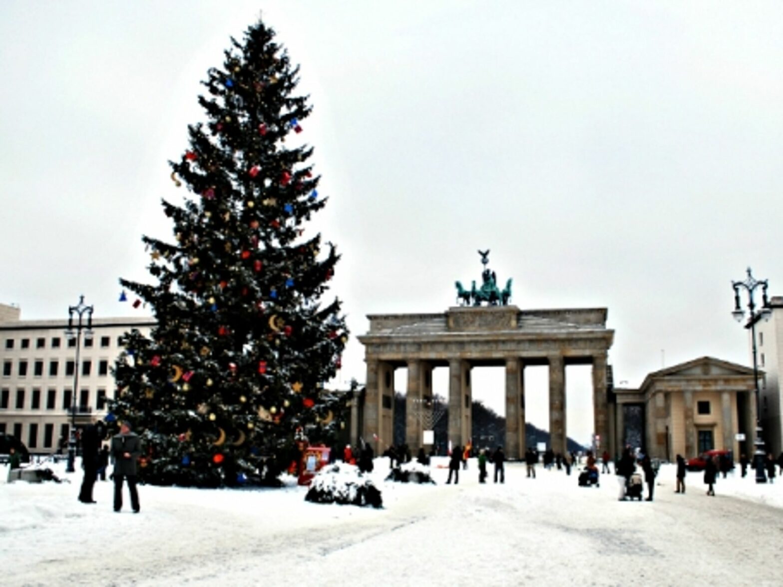 Christmas tree by Berlin's Brandenburg Gate