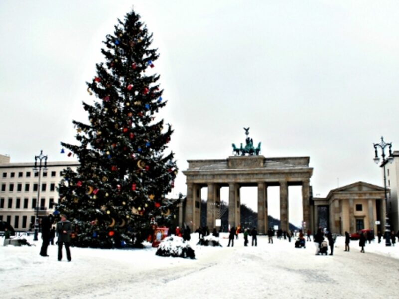Christmas tree by Berlin's Brandenburg Gate