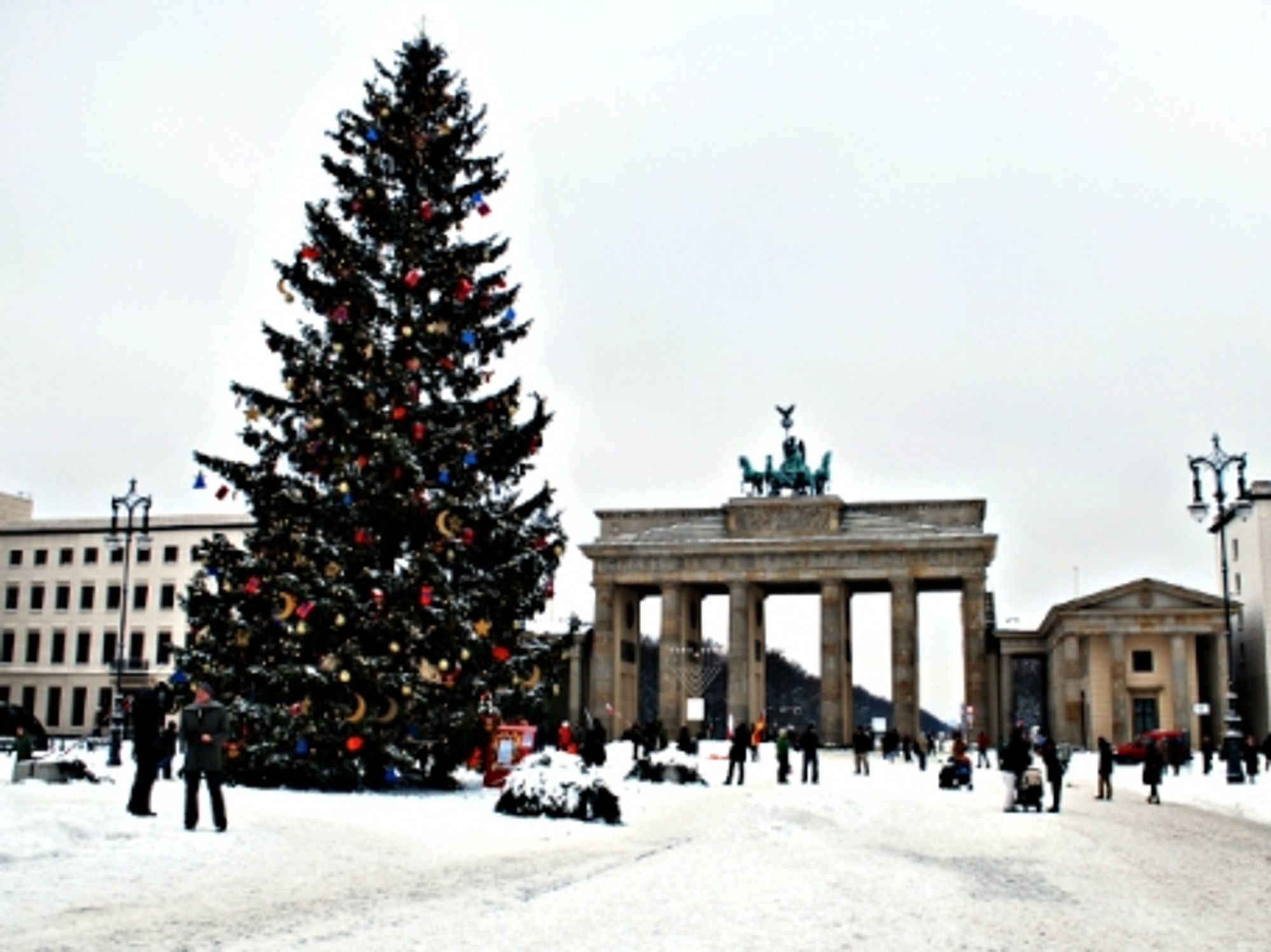 Christmas tree by Berlin's Brandenburg Gate