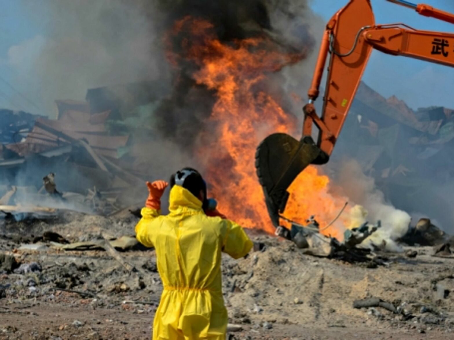 Cleaning up debris at the blast site in Tianjin on Aug. 23