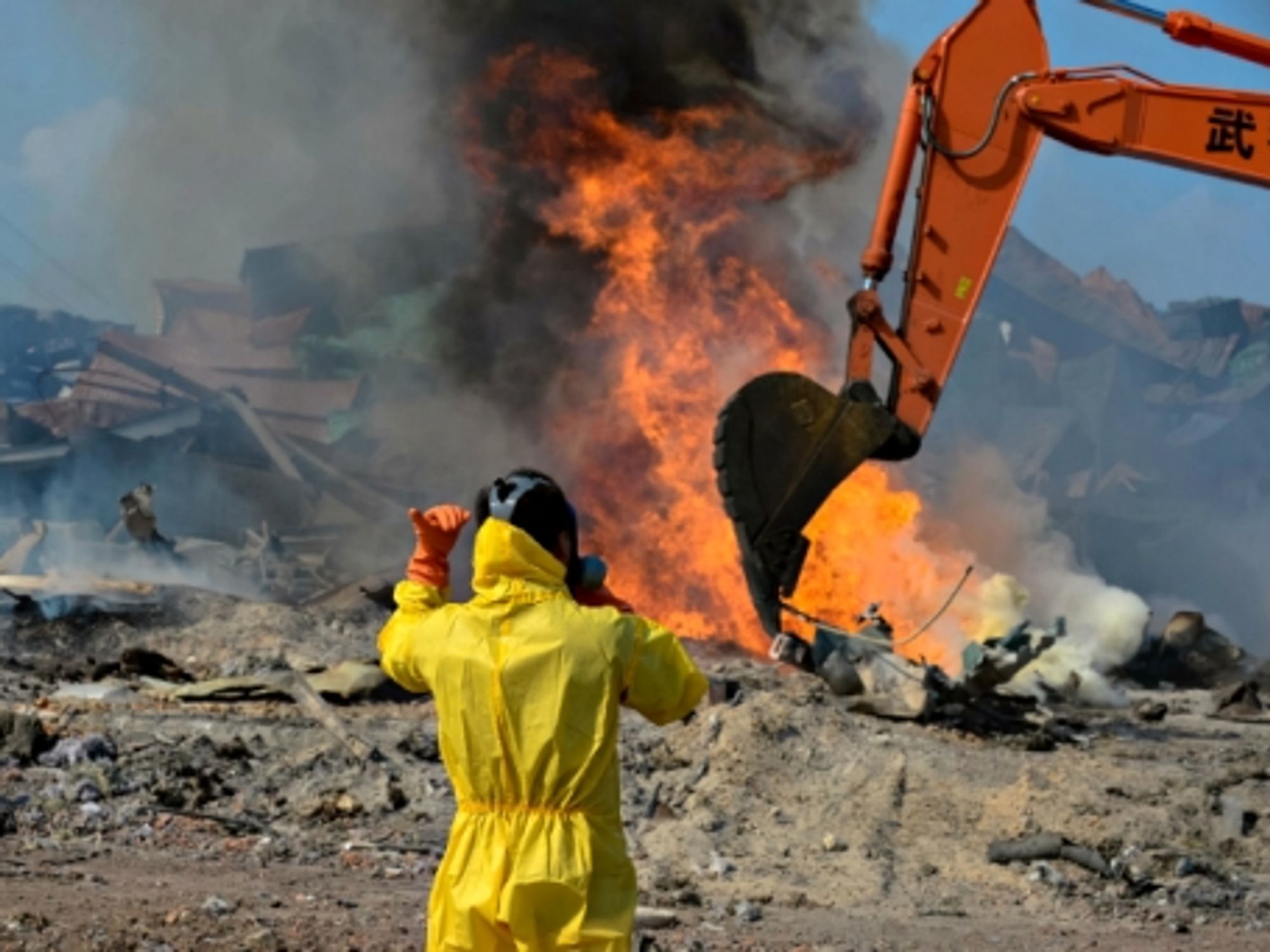 Cleaning up debris at the blast site in Tianjin on Aug. 23