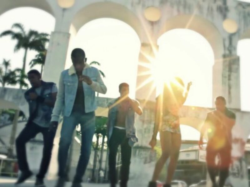 Clipe do Passinho's "Todo Mundo Aperta o Play" music video