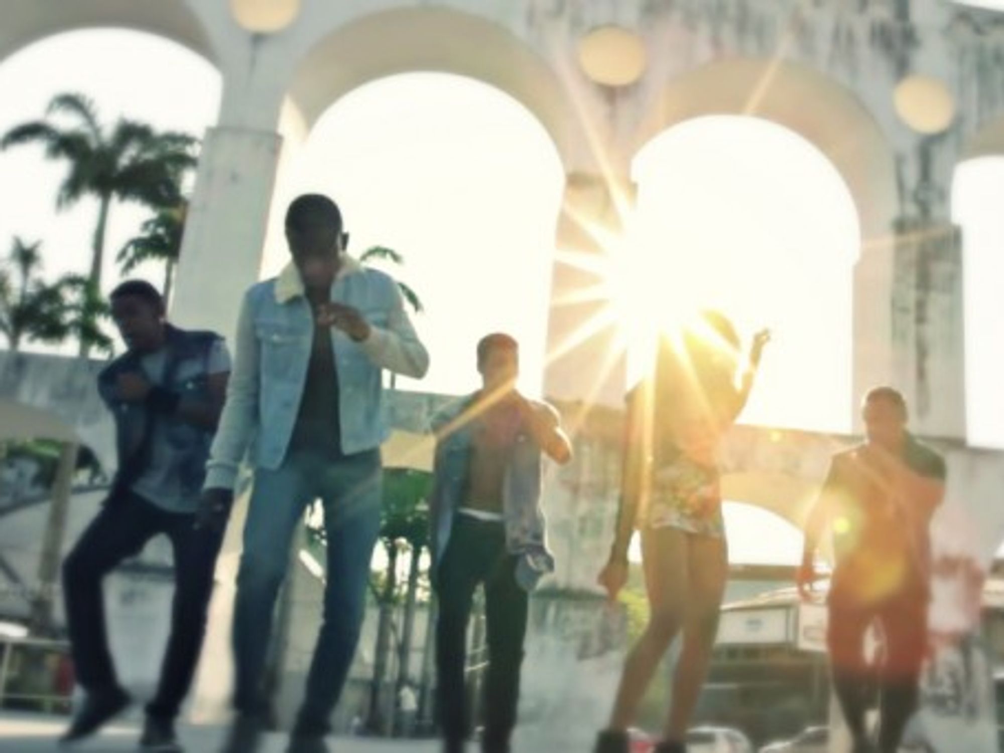 Clipe do Passinho's "Todo Mundo Aperta o Play" music video