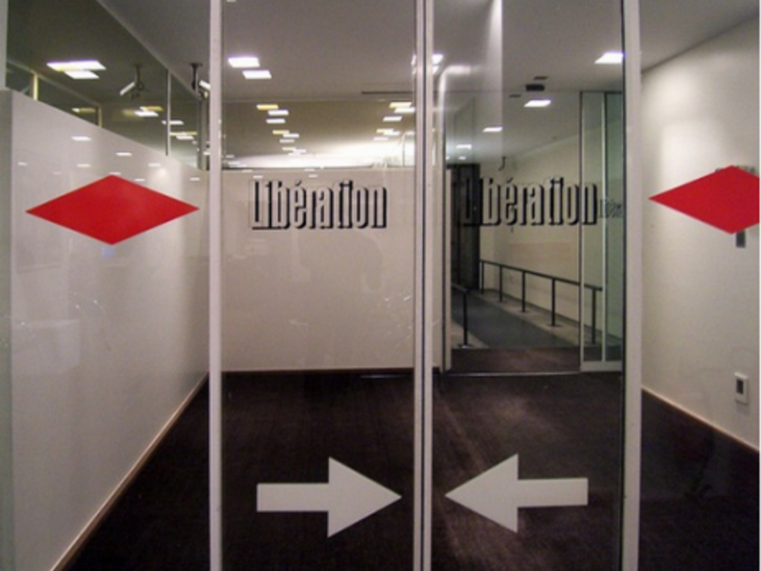 Crime Int'l: Paris Gunman, Gold Bars In Bathroom and More